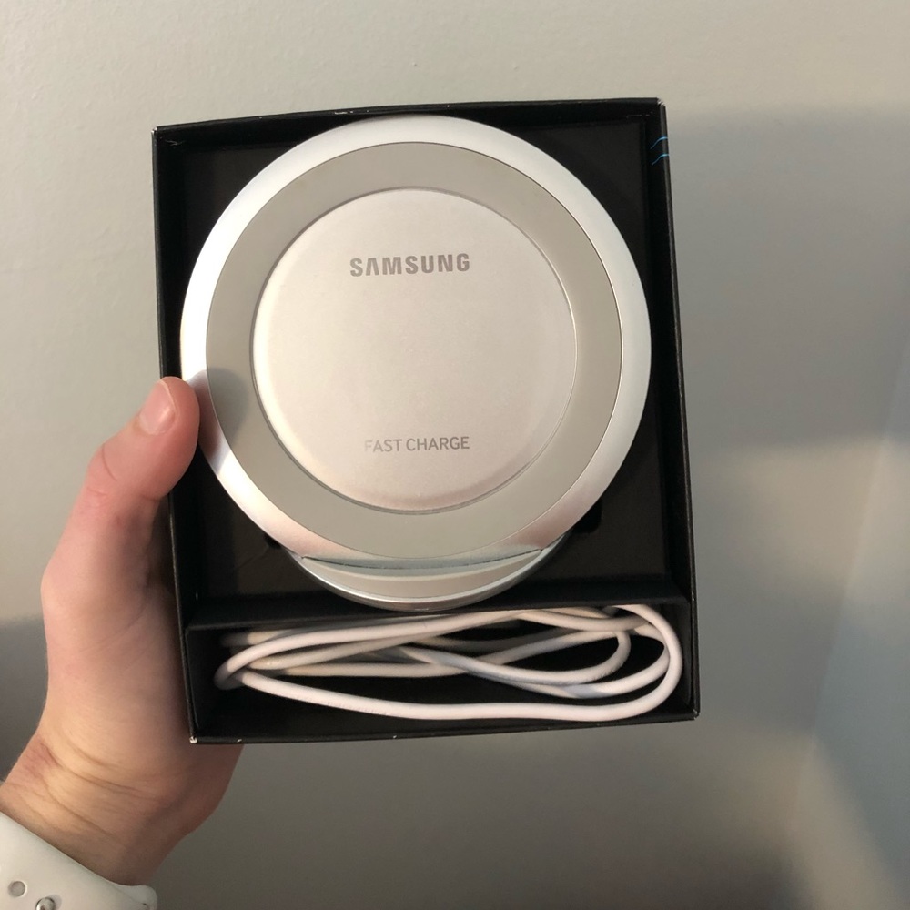Samsung wireless fast charging stand. Like new.